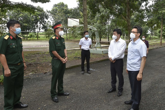 Phó Thủ tướng Vũ Đức Đam thị sát tại khu cách ly tập trung tại Trường Cao đẳng Bình Phước.