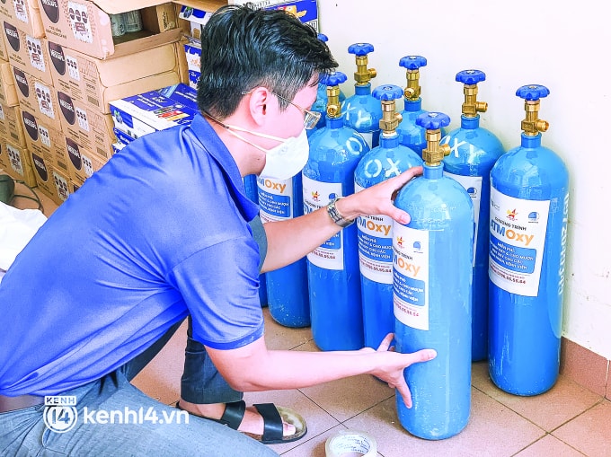 Các loại bình oxy với dung tích 8 lít được đưa đến các quận huyện trong TP.HCM.