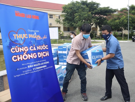 Chương trình 'Thực phẩm miễn phí cùng cả nước chống dịch' do báo Ngưòi Lao động tổ chức.