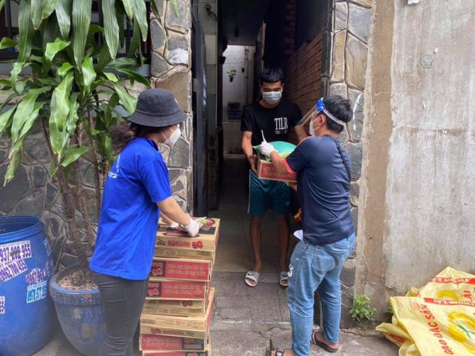 Đoàn thiện nguyện đến từng ngõ, gõ từng nhà để mang thực phẩm tới cho bà con trong tâm dịch.