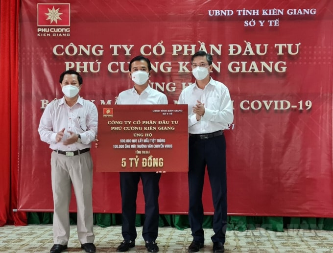 Ông Huỳnh Hà Phương, Tổng Giám đốc Công ty Cổ phần Đầu tư Phú Cường Kiên Giang trao gói hỗ trợ thiết bị y tế giá trị hơn 5 tỷ đồng cho lãnh đạo UBND tỉnh Kiên Giang