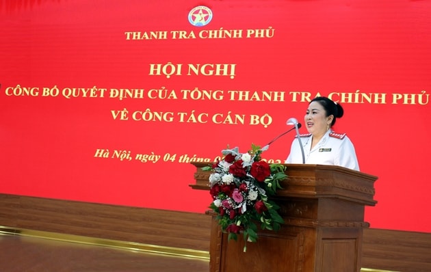 Tân Phó Tổng Biên tập phụ trách Báo Thanh tra Nguyễn Thị Hoa thay mặt 3 đồng chí vừa được điều động, bổ nhiệm phát biểu nhận nhiệm vụ. Ảnh: PH