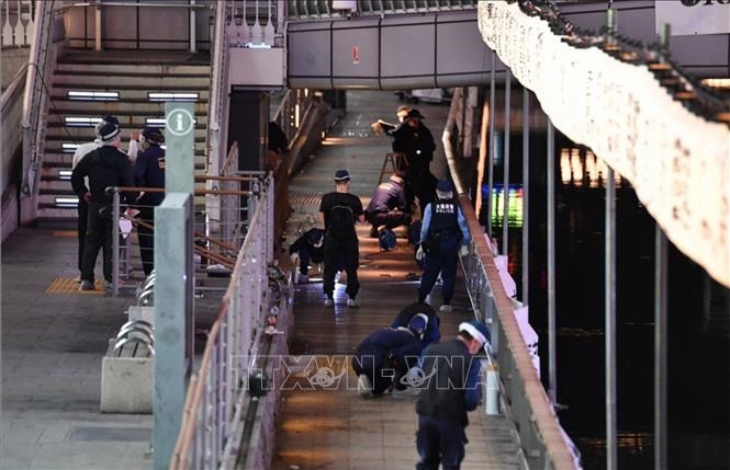 Cảnh sát Osaka điều tra tại hiện trường vụ một công dân Việt Nam bị hành hung và đẩy xuống sông Dotonbori tử vong, ngày 2/8/2021. Ảnh: Mainichi/TTXVN.