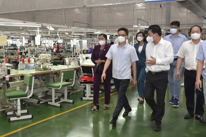 Phó Thủ tướng Vũ Đức Đam kiểm tra mô hình “3 tại chỗ” tại Công ty TNHH New Apparel Far Eastern Việt Nam có 857 công nhân đang làm việc.