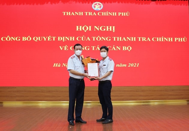 Tổng Thanh tra Chính phủ trao quyết định và tặng hoa chúc mừng tân Tổng Biên tập Tạp chí Thanh tra Đào Trung Kiên. Ảnh: PH