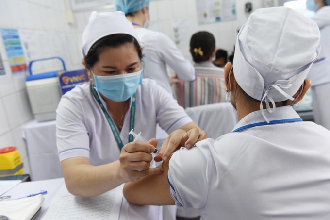 Tiêm vaccine phòng COVID-19 cho lực lượng y tế.
