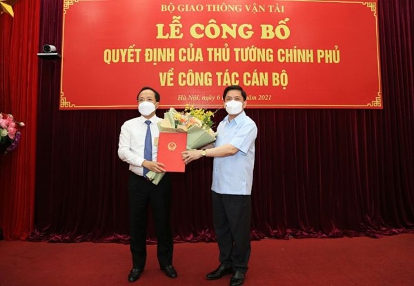 Bộ trưởng Bộ GTVT Nguyễn Văn Thể trao quyết định bổ nhiệm cho tân Thứ trưởng Nguyễn Duy Lâm. Ảnh: Báo Giao thông