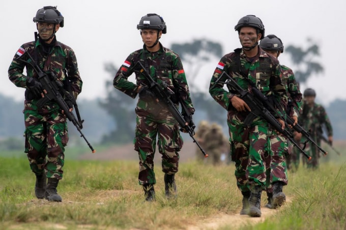Các binh sĩ quân đội Indonesia tham gia Cuộc tập trận chung Lá chắn Garuda 2021 tại Trung tâm Huấn luyện Chiến đấu của Quân đội Indonesia ở Martapura, tỉnh Nam Sumatra, Indonesia ngày 4 tháng 8 năm 2021. Ảnh: Reuters.
