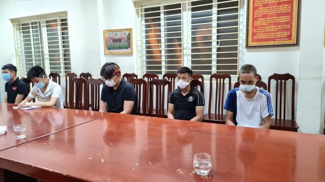 Đối tượng Nguyễn Huy Hoàng (áo đen ngoài cùng bên trái) là kẻ thứ 5 liên quan vụ cướp tài sản bị Cơ quan CSĐT Công an quận Nam Từ Liêm bắt giữ. Ảnh: vtc.vn