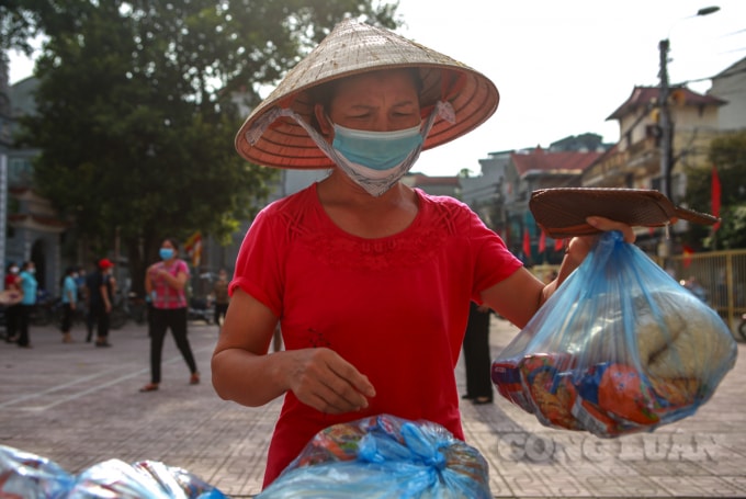 Ghi nhận chỉ trong khoảng gần 60 phút buổi sáng 6/8, 2 tấn gạo cùng 200 thùng mì tôm đã được phát cho người dân.