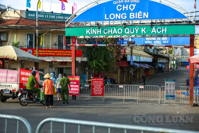 Ngay sau khi phong toả chợ đầu mối Long Biên từ 13 giờ ngày 3/8, lực lượng y tế đã lấy mẫu xét nghiệm COVID-19 cho hàng trăm tiểu thương tại đây.