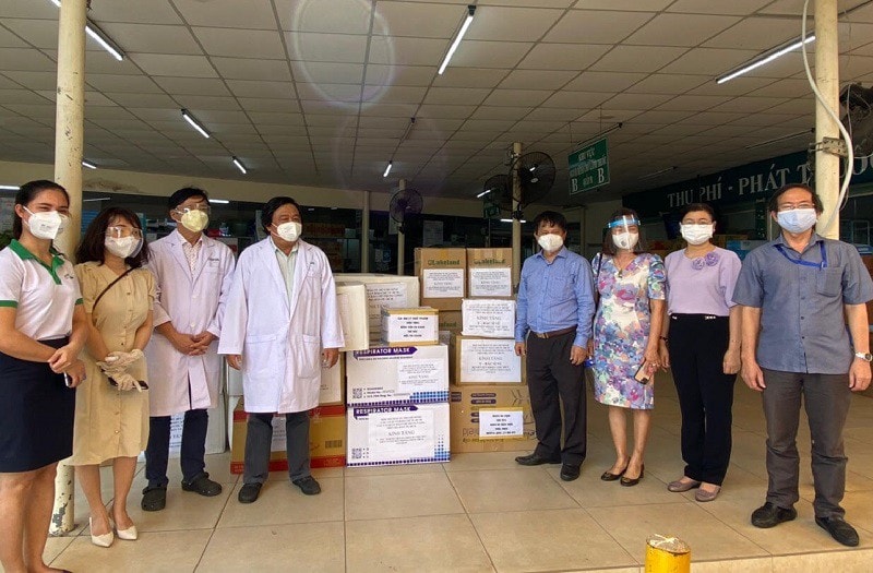 Đoàn công tác Hội Nhà báo TP.HCM, các cơ quan báo chí TP.HCM và Trung ương đến thăm và trao quà tại Bệnh viên Đa khoa khu vực Thủ Đức. Ảnh: HNB