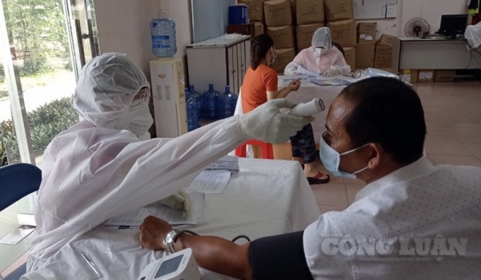 Tiêm vaccine phòng Covid-19 cho người lao động nhằm đảm bảo sản xuất, kinh doanh.