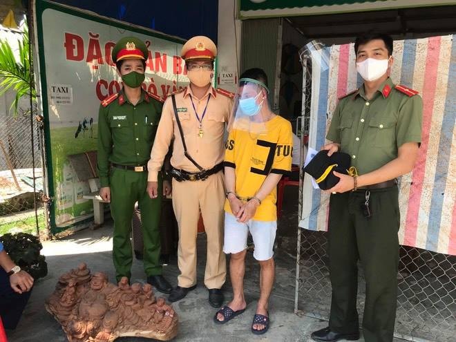 Nam thanh niên (quần đùi) ném gạch về phía lực lượng làm nhiệm vụ.