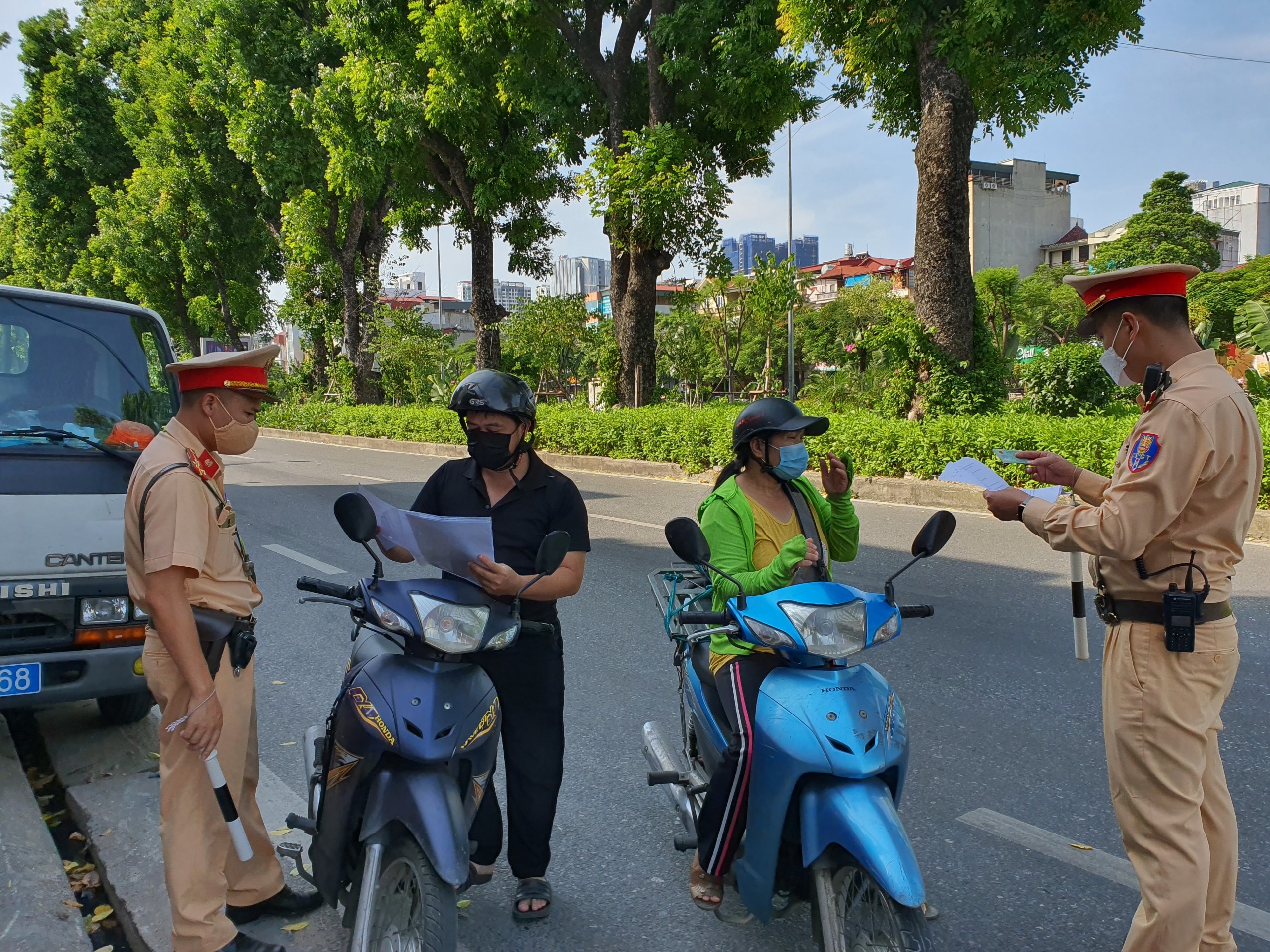 Hà Nội xử phạt hơn 1,2 tỷ đồng trong ngày thứ 15 giãn cách xã hội. Ảnh: kinhtedothi