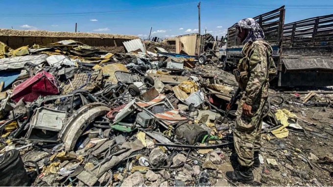 Một binh sĩ Quân đội Afghanistan kiểm tra bãi phế liệu chứa đầy thiết bị Mỹ bị phá hủy ở Bagram, Afghanistan vào ngày 2 tháng 7. Ảnh: Kanika Gupta.