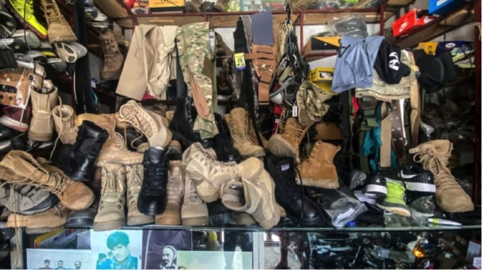 Một cửa hàng ở Bagram tràn ngập các mặt hàng Mỹ như ủng chiến đấu, đồ lót, áo sơ mi và dụng cụ vào ngày 6 tháng 7. Ảnh: Kanika Gupta.