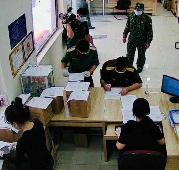 Quân đội tiếp nhận và bàn giao tro cốt cho gia đình nạn nhân.