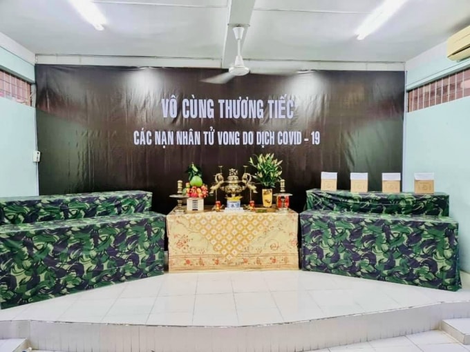 Quân đội tổ chức thờ cúng trước khi bàn giao tro cốt.
