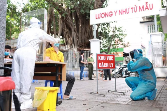 Phóng viên tác nghiệp trong khu vực cách ly. Ảnh: Quang Vinh.
