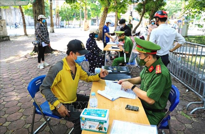 Hà Nội xử phạt hơn 1,8 tỷ đồng đối với 1.256 trường hợp vi phạm phòng chống dịch trong ngày hôm nay. Ảnh: TTXVN