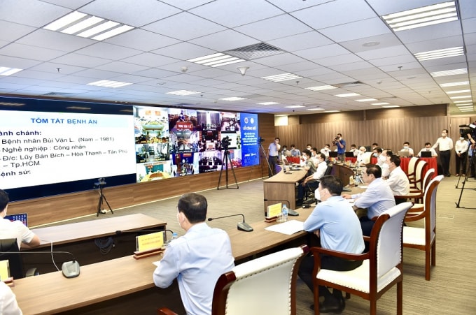 Thủ tướng chứng kiến các bác sĩ Bệnh viện Chợ Rẫy thực hiện kết nối hệ thống Telehealth với tuyến huyện để hội chẩn, tư vấn điều trị cho các trường hợp mắc COVID-19 đang chuyển biến nặng.