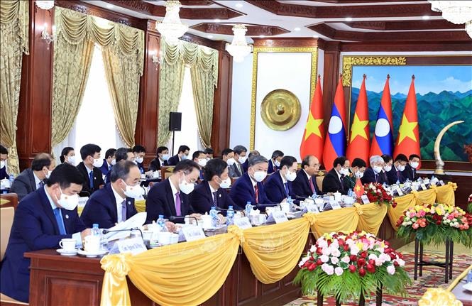 Chủ tịch nước Nguyễn Xuân Phúc và Đoàn đại biểu cấp cao Đảng, Nhà nước Việt Nam tại cuộc hội đàm. (Ảnh: TTXVN)