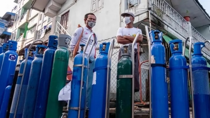 Myanmar đang đối mặt với tình trạng thiếu ôxy và bình chứa trầm trọng. Ảnh: Getty