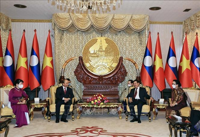 Chủ tịch nước Nguyễn Xuân Phúc gặp hẹp với Tổng Bí thư, Chủ tịch nước Lào Thongloun Sisoulith. (Ảnh: TTXVN)