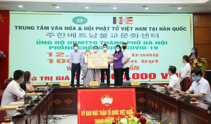 MTTQ TP tiếp nhận ủng hộ của Sư cô Thích Nữ Giới Tánh. Ảnh: HNP