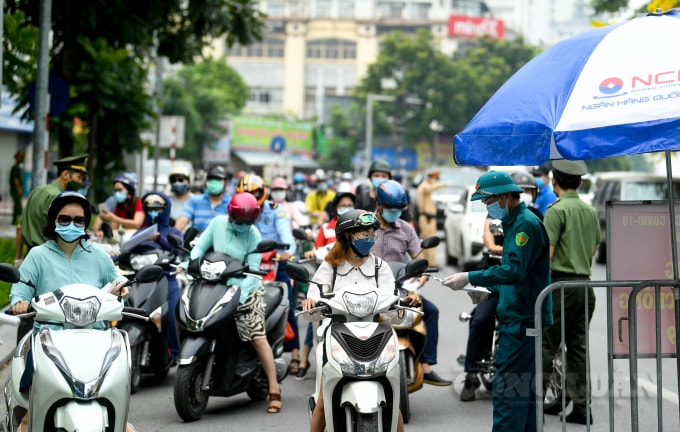 Sáng nay, nhiều người dân thiếu giấy tờ đi đường theo đúng quy định đã phải quay về bổ sung giấy tờ.