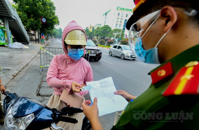 Theo đó, UBND thành phố Hà Nội yêu cầu người đi đường xuất trình Giấy đi đường theo mẫu kèm theo căn cước công dân/Chứng minh thư nhân dân, lịch trực, lịch làm việc, văn bản phân công nhiệm vụ của cơ quan, đơn vị..