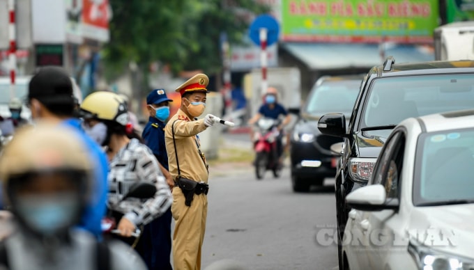 Tại chốt kiểm soát thuộc phường Ngọc Khánh, chỉ khi lực lượng CSGT phân luồng hỗ trợ, tình trạng ùn ứ mới giảm.