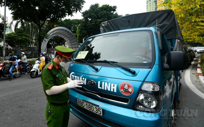 Nhiều xe tải được dán luồng xanh cũng được kiểm tra kỹ càng.