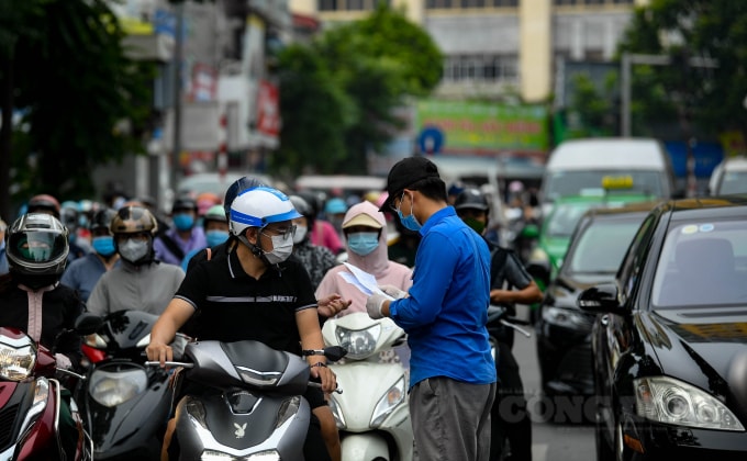 Lượng phương tiện dừng kiểm tra đông đúc vào giờ cao điểm buổi sáng, khiến cho nơi này xảy ra ùn ứ kéo dài tại chốt kiểm soát.