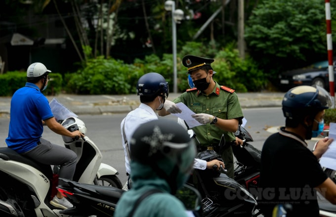 Thiếu tá Vũ Như Quỳnh – Phó trưởng công an phường Láng Hạ (Hà Nội) cho biết: “Sáng 9/8 chúng tôi đã kiểm tra hàng loạt trường hợp và đã lập biên bản khoảng 30 trường hợp giấy đi đường không ghi chi tiết công việc. Những trường hợp này, chúng tôi sẽ tham mưu cho UBND phường Láng Hạ để quyết định nhắc nhở do mới sáng ngày đầu tiên thực hiện nên chưa kịp cập nhật. Từ trưa 9/8 chúng tôi sẽ xử phạt nếu người dân không cập nhật theo quy định”.