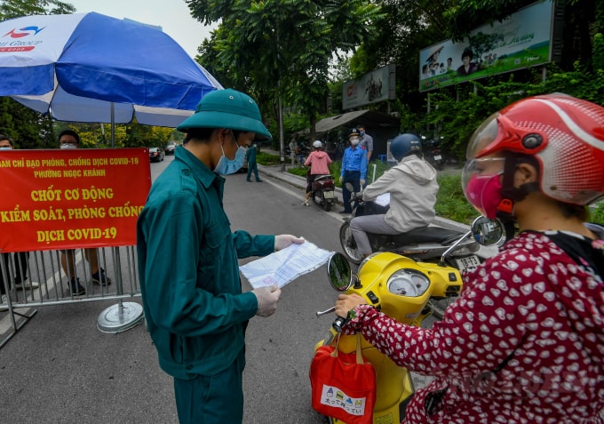 Tại chốt kiểm soát thuộc phường Ngọc Khánh (43 đường Nguyễn Chí Thanh, quận Ba Đình, Hà Nội) vào sáng nay (9/8) lực lượng chức năng kiểm tra hàng loạt trường hợp di chuyển qua điểm này.