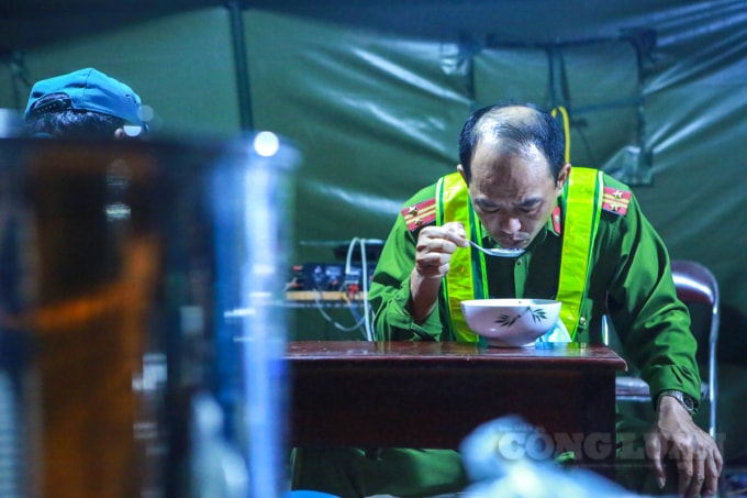Những bát cháo đêm ấm tình nghĩa, giúp lực lượng trực chốt có thêm động lực để canh chốt trực kiểm soát, phòng chống dịch.