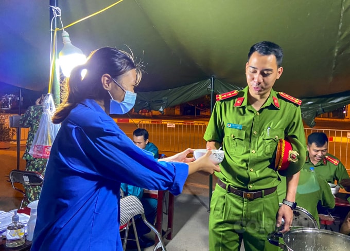 Những bát cháo đêm, nóng hổi động viên các lực lượng trực chốt.