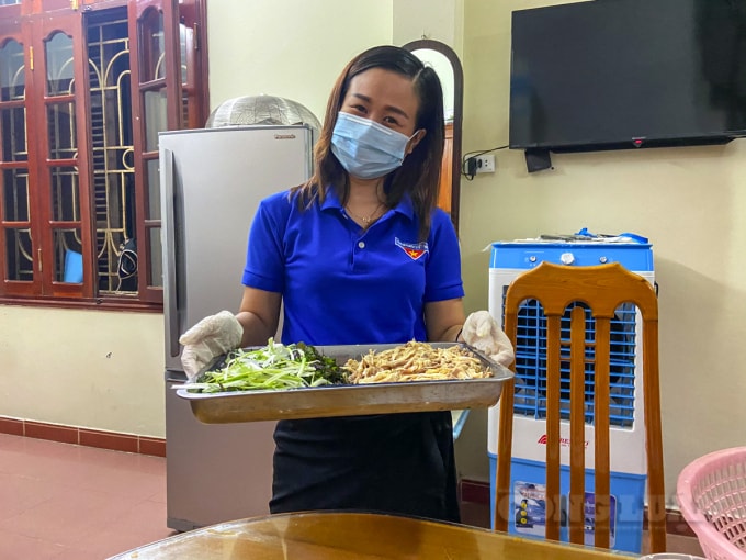 Mỗi ngày Hà Phương bắt đầu thực hiện chuẩn bị nấu cháo từ lúc 20h đêm.
