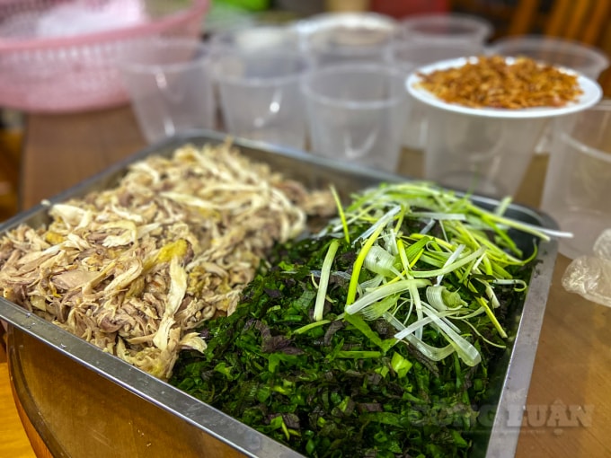 Thông thường sẽ nấu cháo gà, nhiều khi thay đổi sang nấu súp hoặc chè hỗ trợ lực lượng tại chốt.