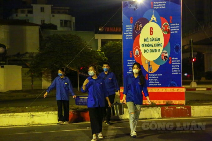 Những nồi cháo gà còn nóng hổi được lực lượng đoàn thanh niên của phường vận chuyển qua chốt kiểm soát dịch trên đường Văn Tiến Dũng - Cầu Diễn, hỗ trợ các cán bộ đang thức xuyên đêm trực chốt ở đây.