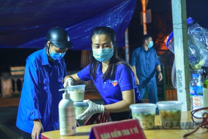Được biết, hầu như 100% kinh phí nấu cháo đêm hỗ trợ các điểm chốt trực đều do gia đình Hà Phương hỗ trợ.
