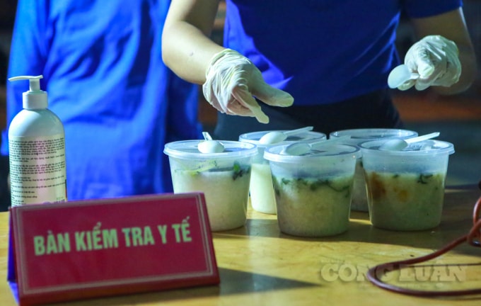 Cháo được đóng sẵn vào từng hộp khi đến các chốt trực ở xa.