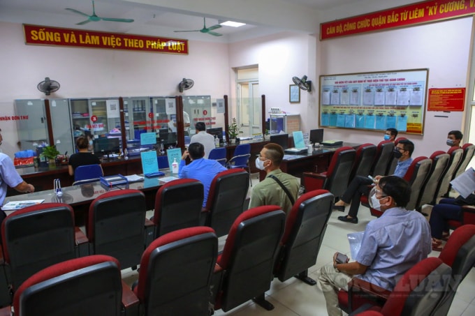Theo đó, người lao động bắt buộc phải có văn bản phân công nhiệm vụ của cơ quan, đơn vị kèm theo xác nhận, đóng dấu của UBND phường quản lý. Ghi nhận của PV vào chiều cùng ngày, nhiều cá nhân đại diện đơn vị, cơ quan, tổ chức đến UBND phường xin xác nhận.