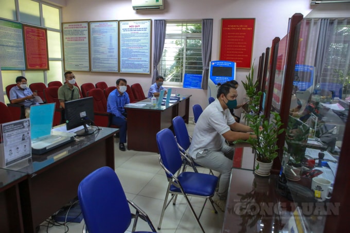 Nhiều người dân đến UBND Phường Phú Diễn lấy giấy xác nhận, thực hiện giãn cách theo quy định.