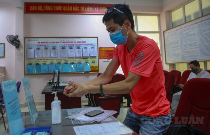 Anh Phạm Thắng Toàn – Công ty TNHH giải pháp bán hàng TM Điện tử cho biết nhiều nhân viên của anh đã không thể đi làm việc, nên anh cũng phải lên phường để xin xác nhận.