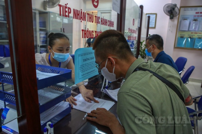 Cũng theo quy định mới của thành phố Hà Nội yêu cầu bắt buộc người đại diện của doanh nghiệp, tổ chức phải trực tiếp đến UBND phường để xin xác nhận cho văn bản phân công nhiệm vụ cho người lao động. Bởi lẽ, công tác thẩm tra hồ sơ có thể thực hiện trực tuyến, nhưng việc đóng dấu thì không thể.