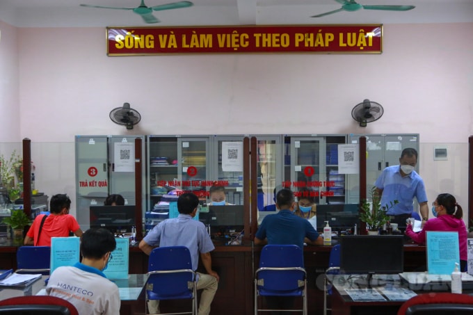 Tại UBND phường Phú Diễn (Q. Bắc Từ Liêm, Hà Nội) vào đầu giờ chiều ngày 9/8, có rất đông người dân, người đại diện cho doanh nghiệp, công ty đến bộ phận 1 cửa để xin xác nhận của phường theo quy định mới.