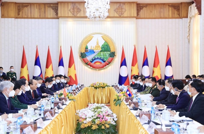 Chủ tịch nước Nguyễn Xuân Phúc hội kiến với Thủ tướng Lào Phankham Viphavanh. (Ảnh: TTXVN)